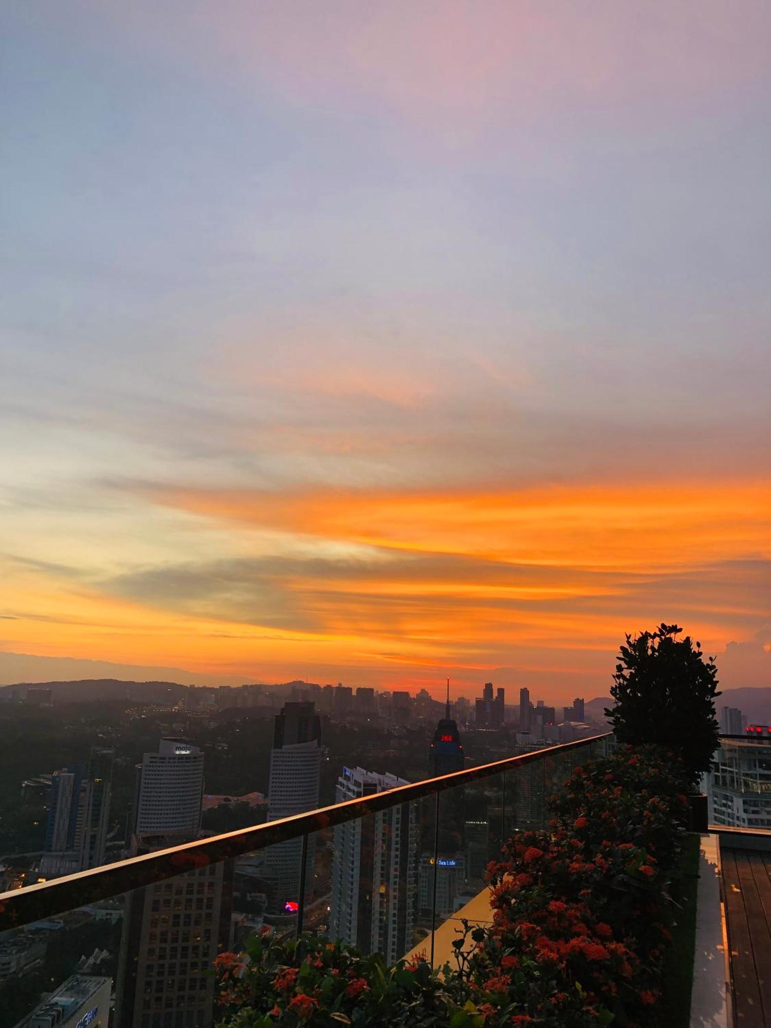 Platinum Klcc Pool View Apartment Kuala Lumpur Luaran gambar